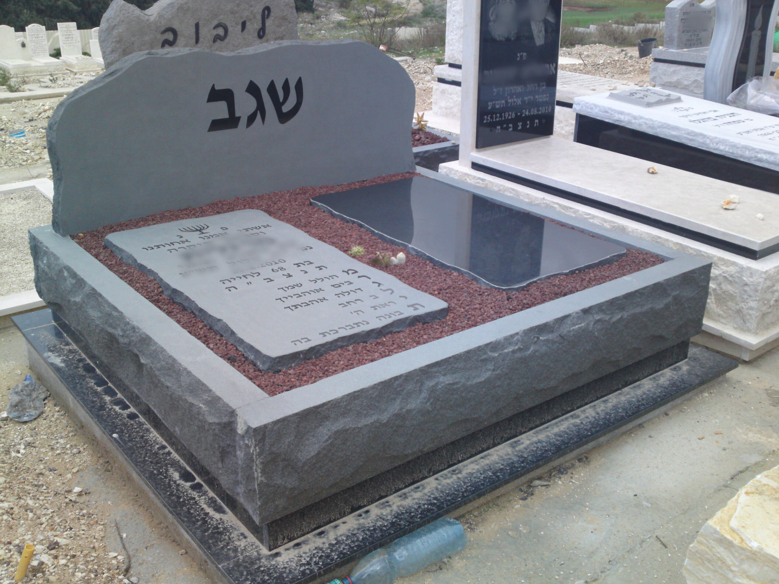 מצבה מבית שיש עדן