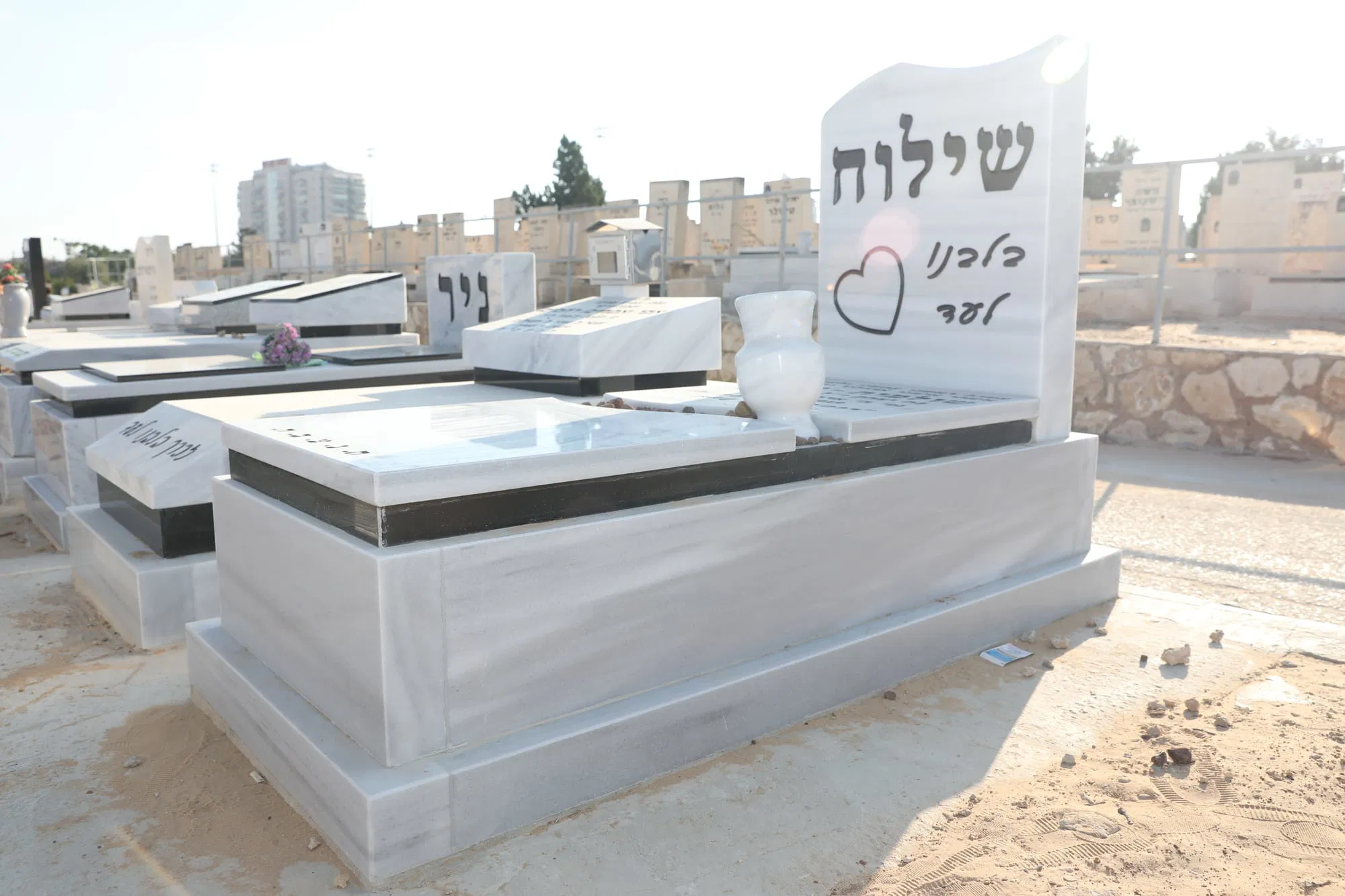 מצבה מבית מצבות שיש אוראל