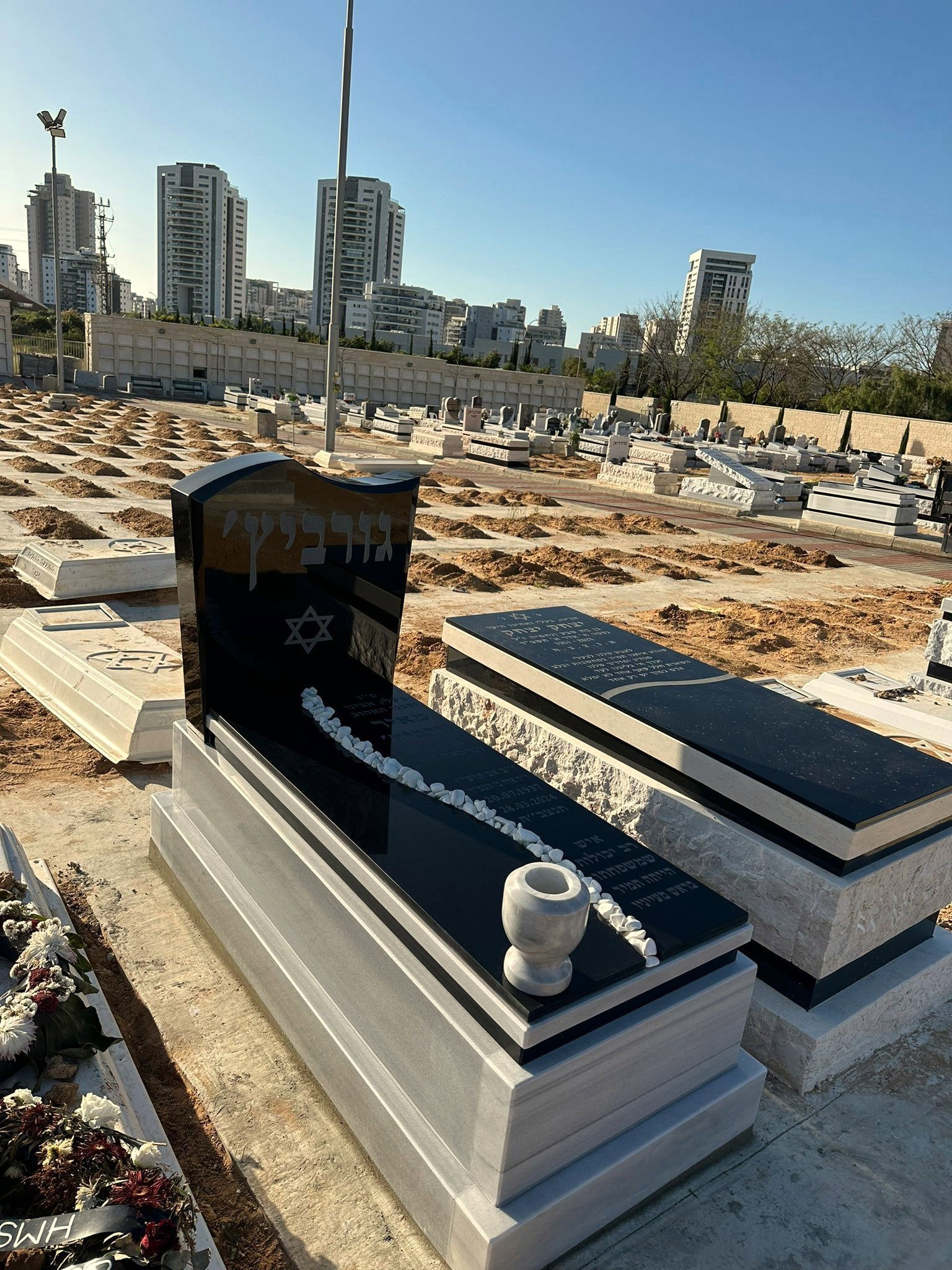 מצבה משפחתית (אחד מעל השני) מעוצבת מגרניט שחור ושיש טורקי
