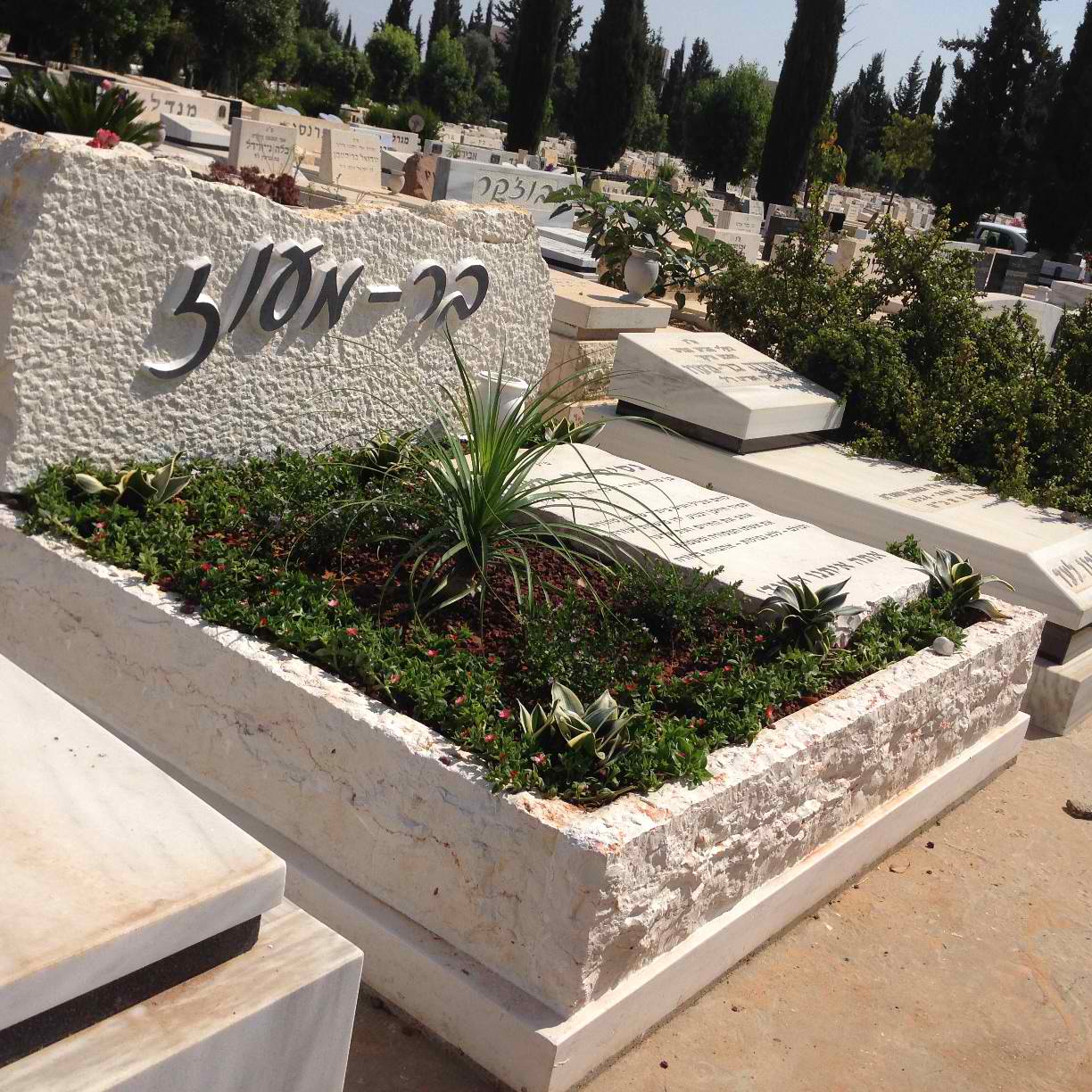 מצבה מבית אבני חן מצבות