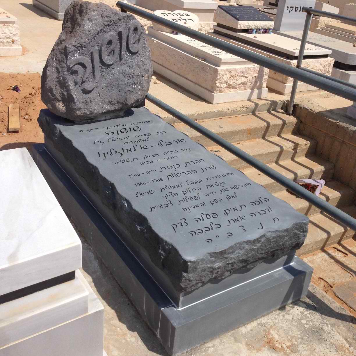 מצבה מבית אבני חן מצבות