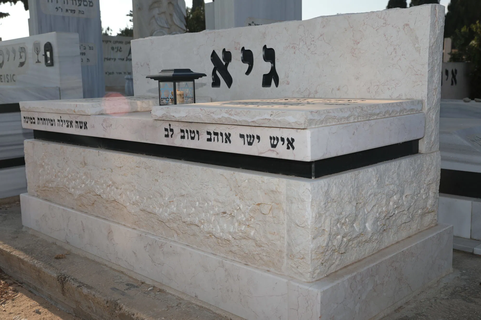 מצבה מבית מצבות שיש אוראל