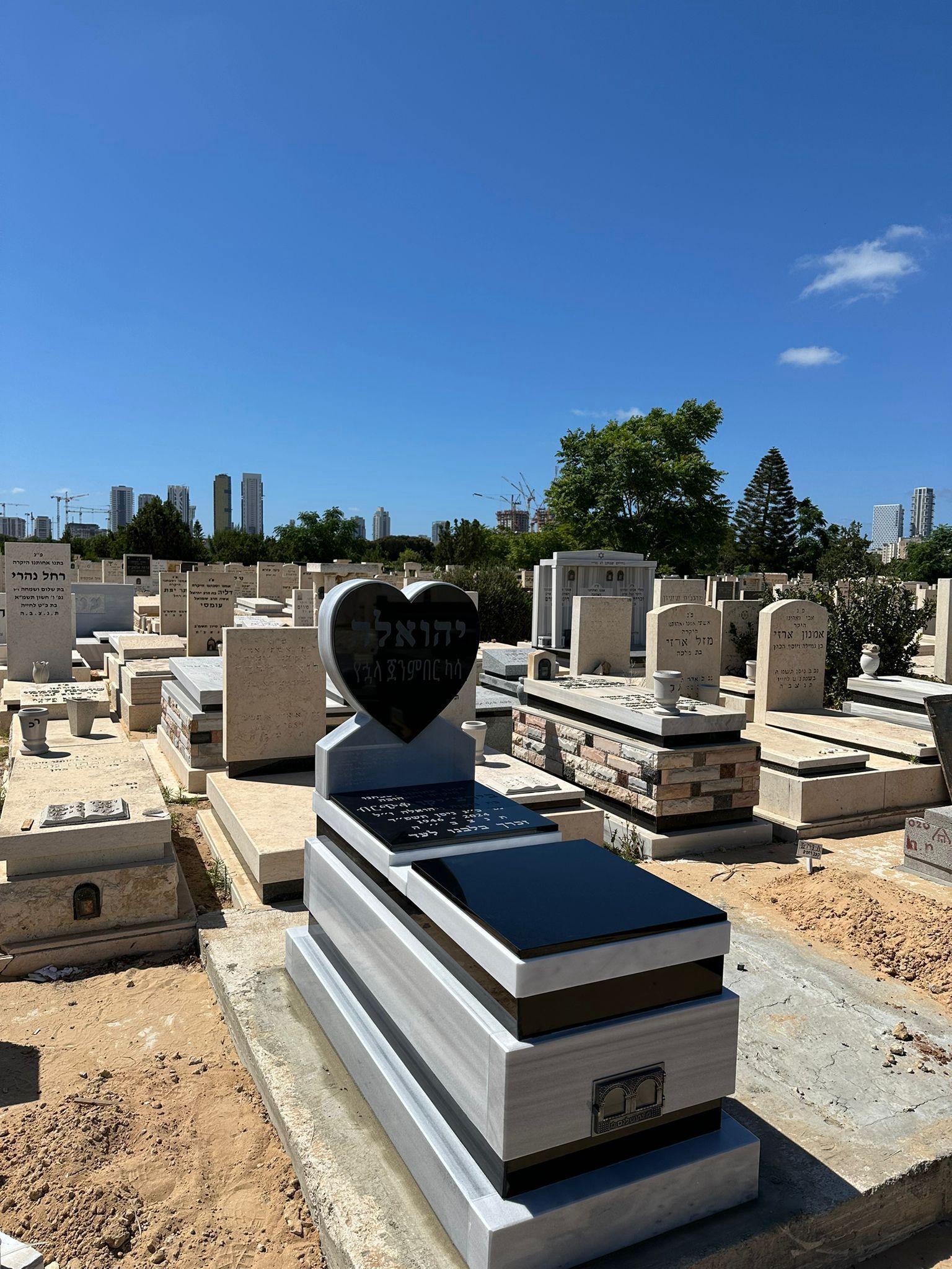 מצבה משפחית (אחד מעל השני) מעוצבת משיש טורקי וגרניט שחור