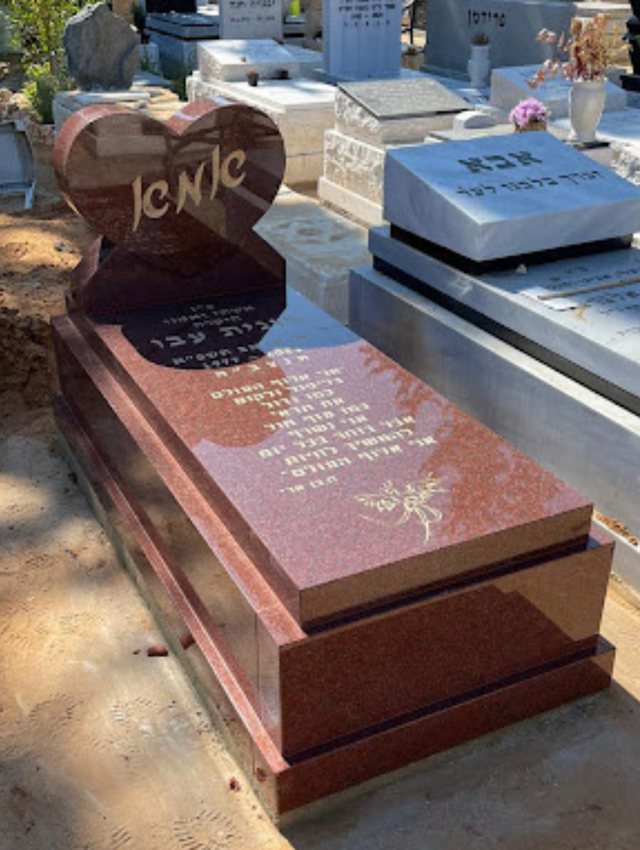 מצבה מעוצבת מגרניט אדום וכיתוב בזהב ליחידה