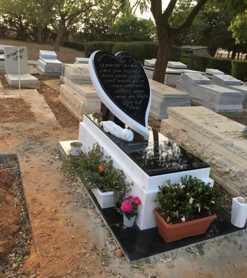 מצבה יוקרתית עם המוטיב לב