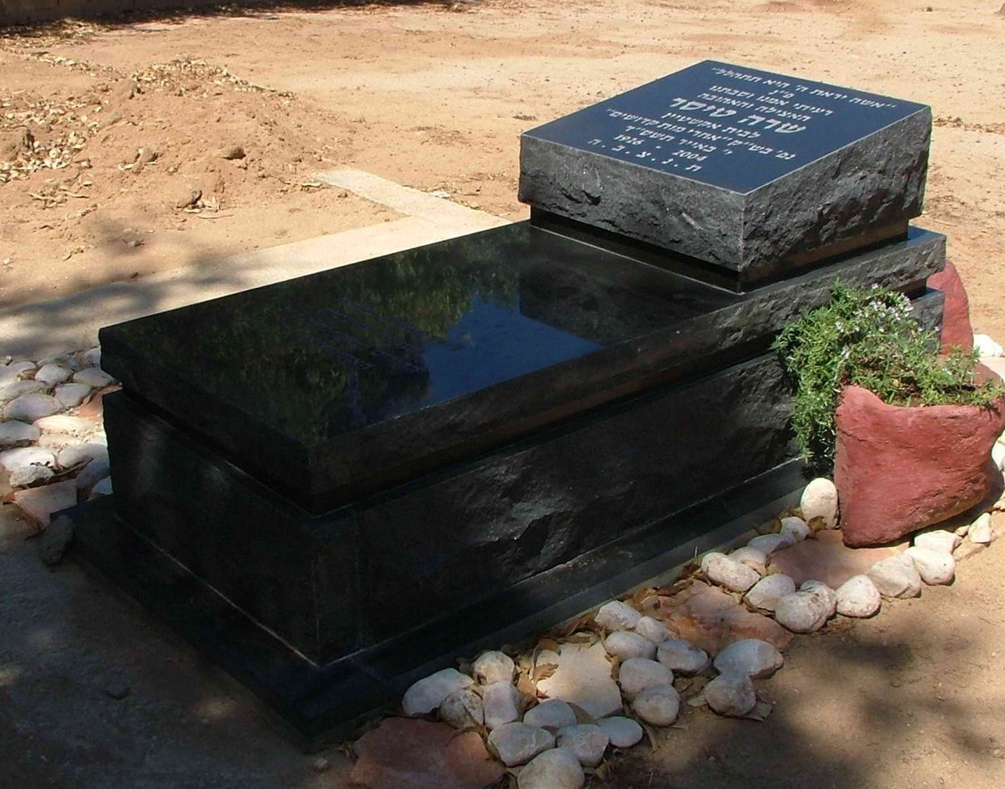 מצבה מבית מצבות ראובן ע. בע"מ