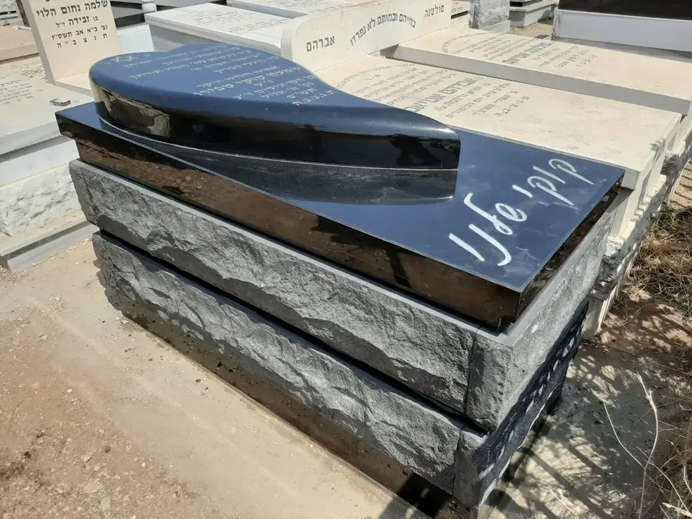 מק'ט 154. מצבה בעיצוב לב