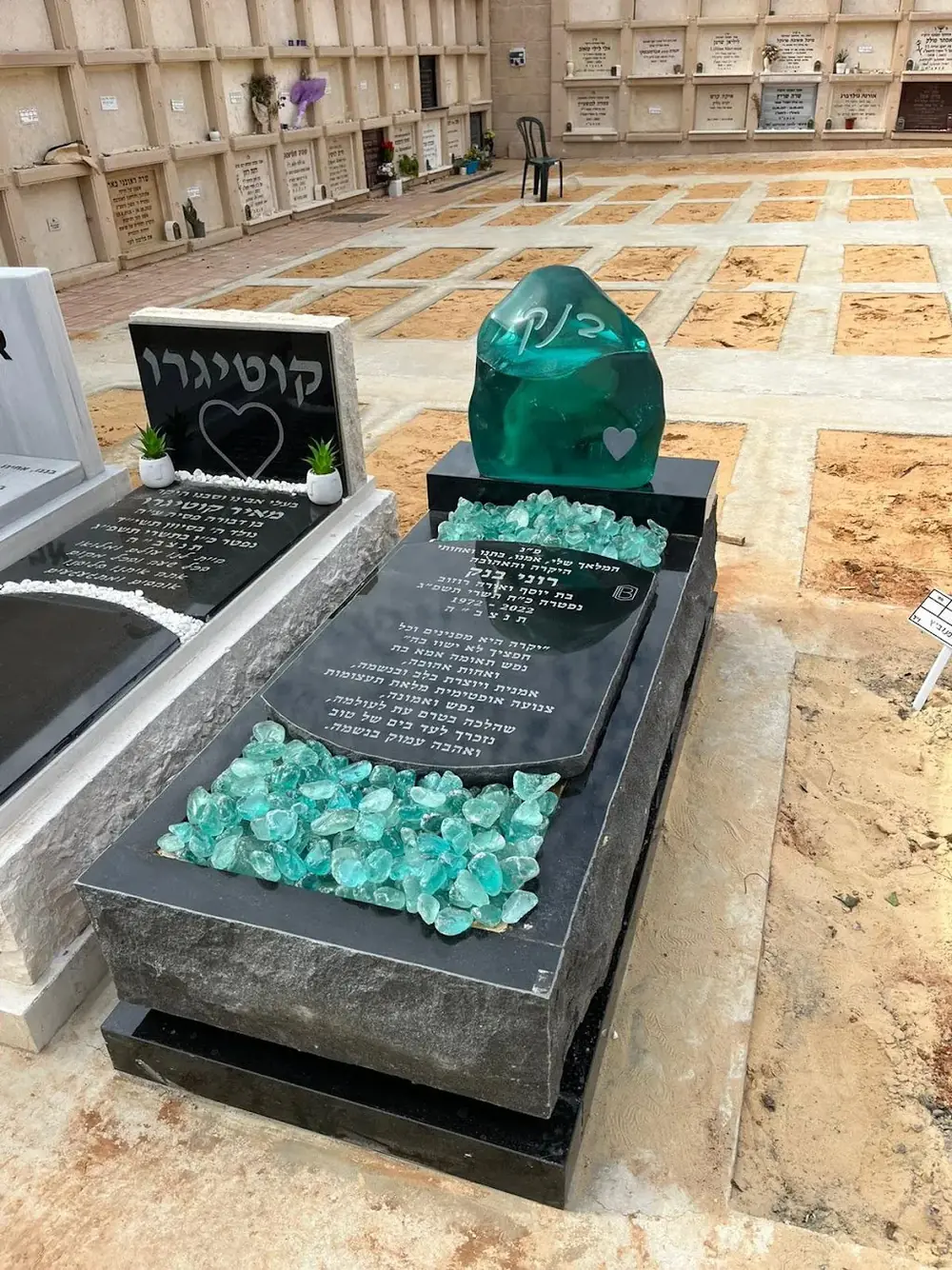 מק'ט 165. מצבה מיוחדת