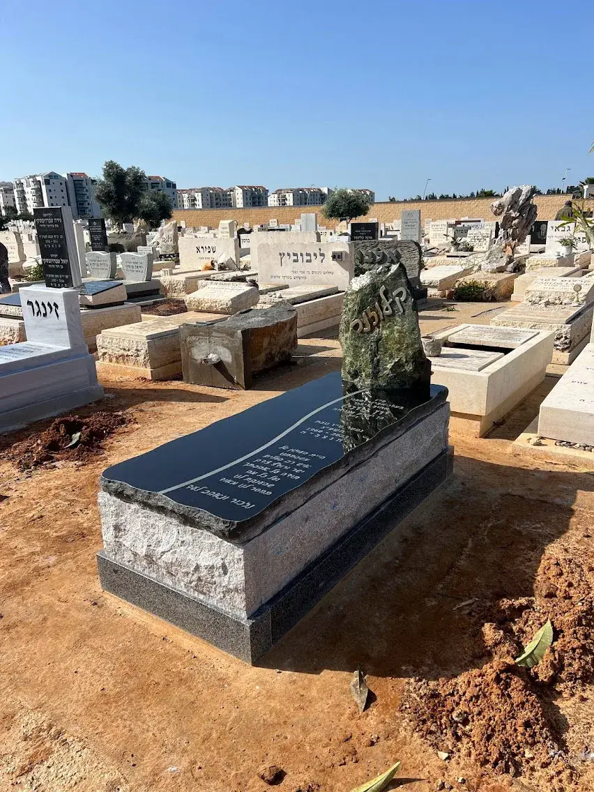 מק'ט 167. מצבה משפחתית