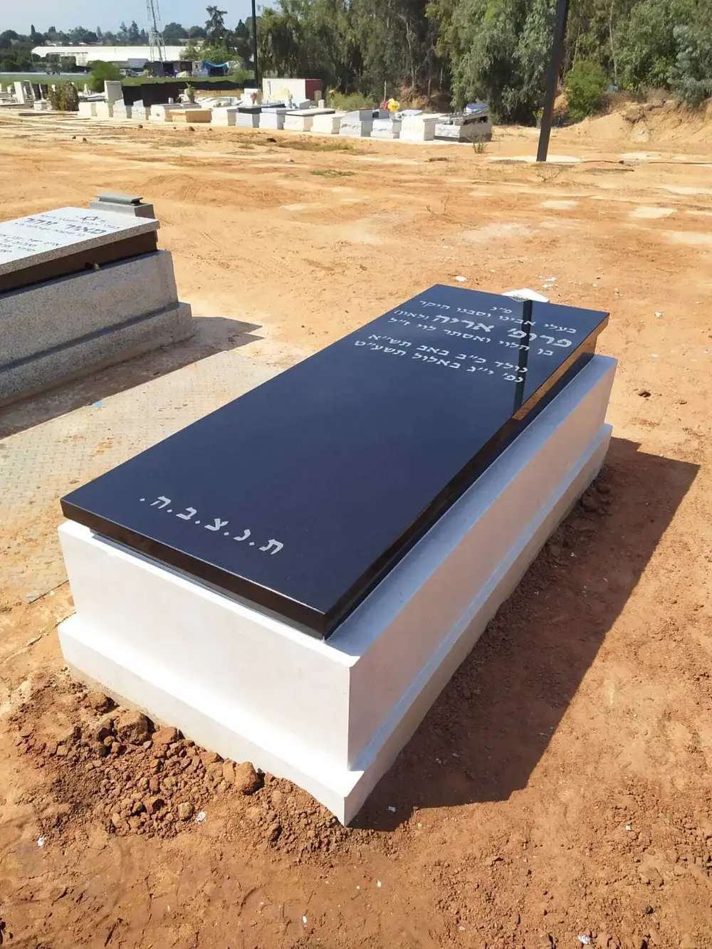 כל מה שצריך לדעת כשעולה הצורך והרצון בהחלפת מצבה - מק'ט 184. מצבה שוכבת