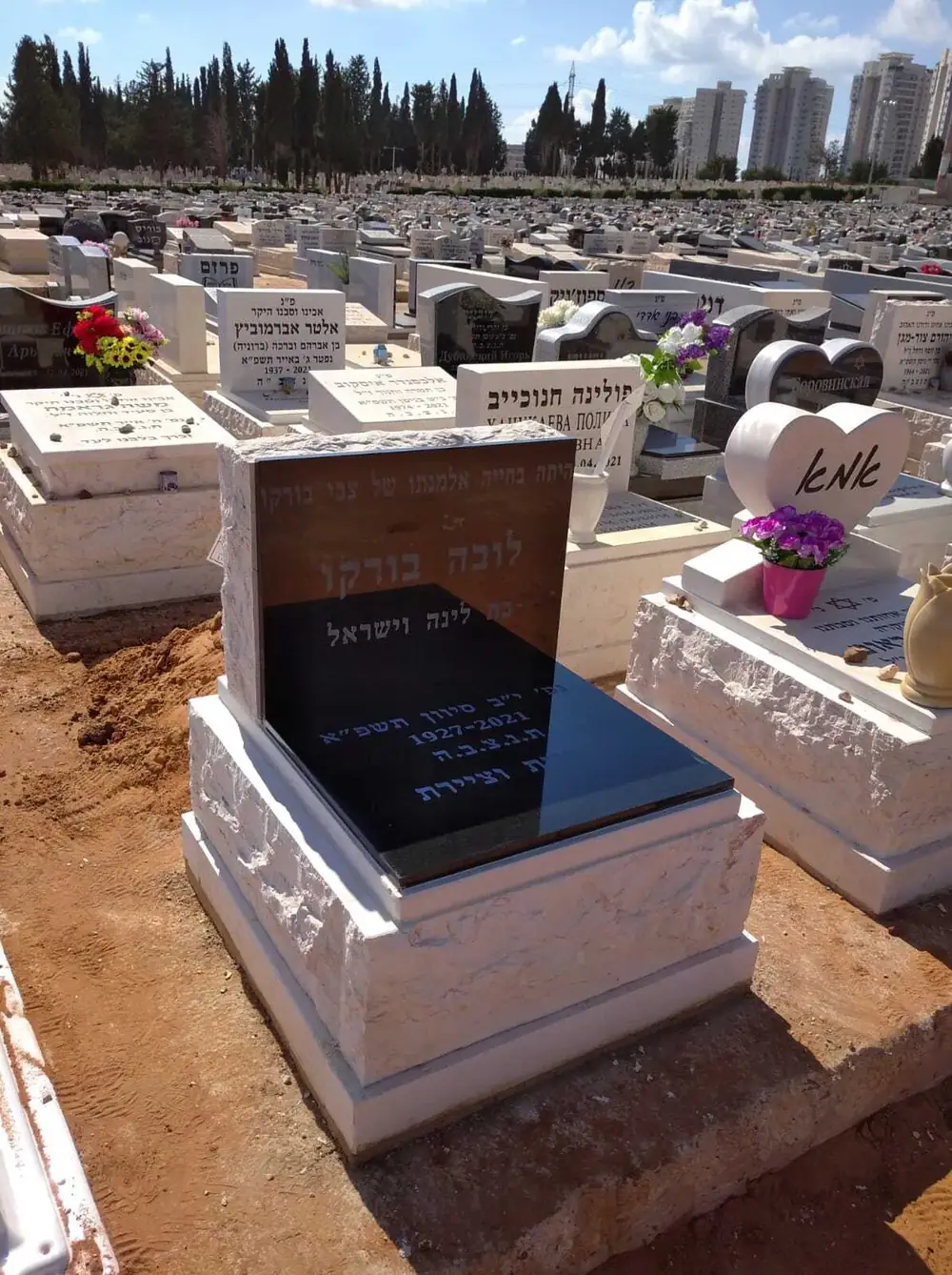 מק'ט 564. מצבה חצי