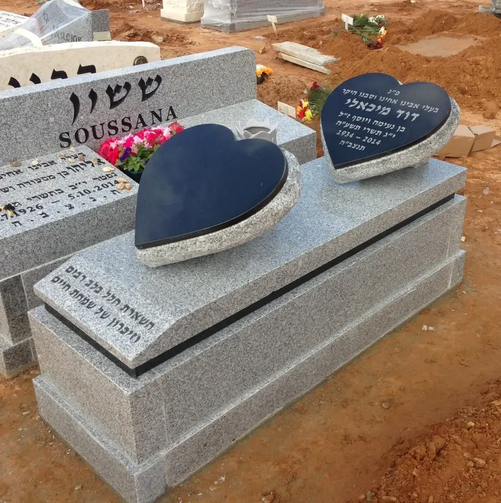 מק'ט 581. מצבה משפחתית