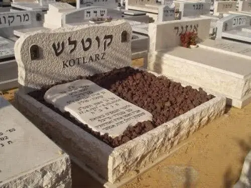 מק'ט 595. מצבה כפולה