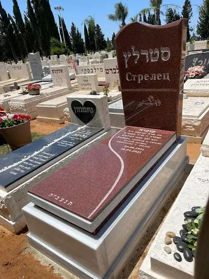מק'ט 659. מצבה משפחתית