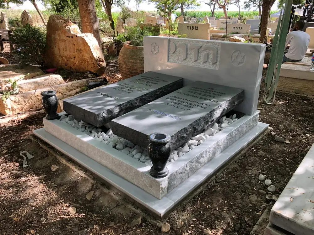 מק'ט 703. מצבה כפולה
