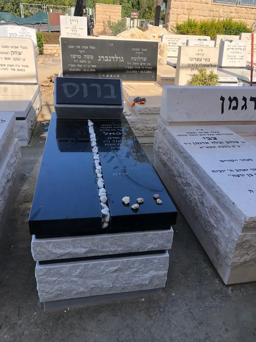 מצבה משפחתית מתוך קטלוג מצבות משפחתיות - תמונה מספר 2014