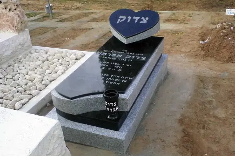 מצבה מעוצבת, לב, מגרניט שחור - מק"ט 5054