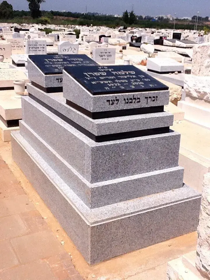 מצבה משפחתית מעוצבת מגרניט אפור ושחור - תמונה מספר 5614
