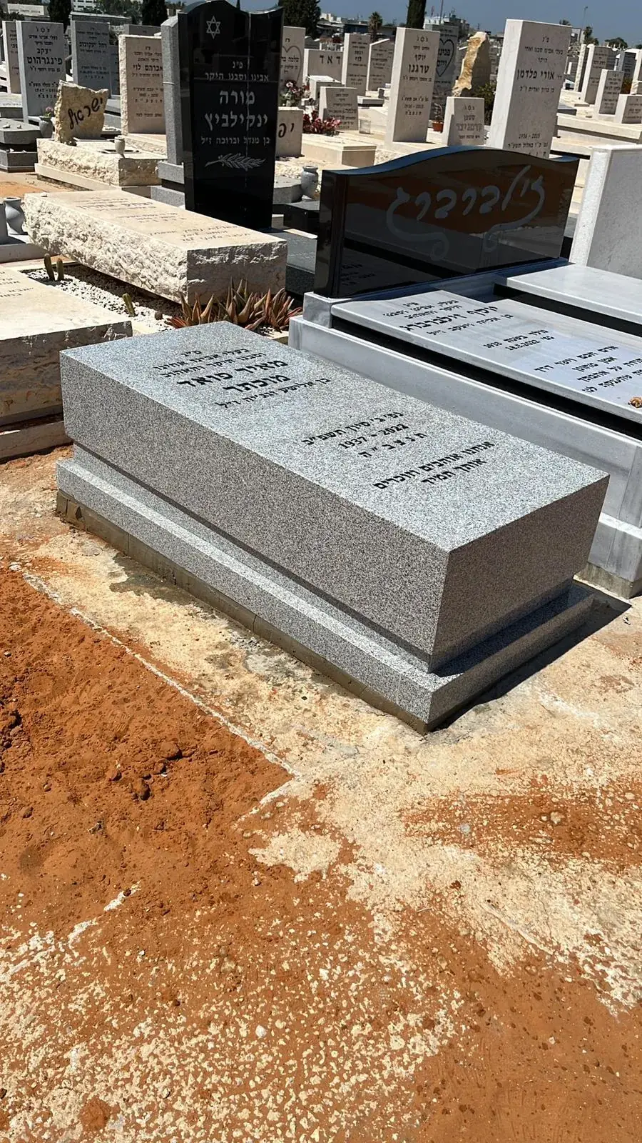 מצבה מגוש גרניט אפור - תמונה מספר 5643