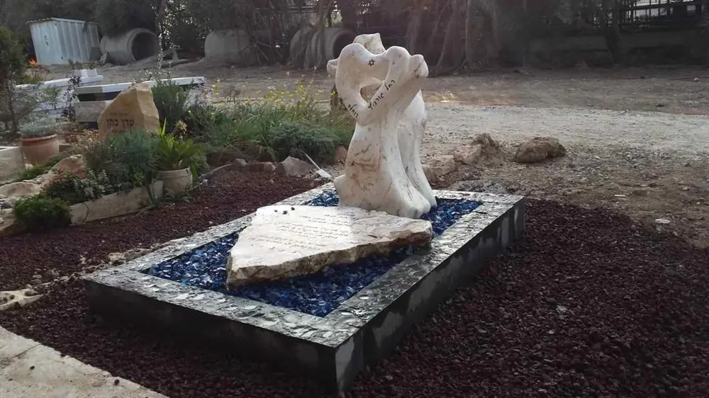 מצבה לדוגמה - אבני זכרון