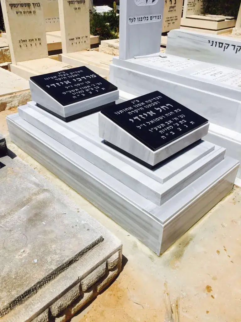מצבה מכפלה משיש בהיר עם כריות מגרניט שחור