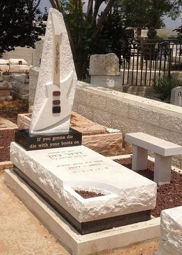 מק'ט 1. מצבה גיטרה