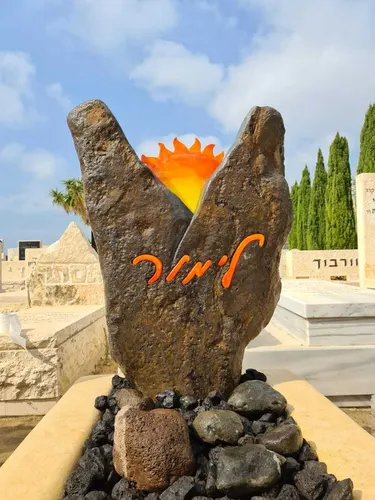 מצבות מאבנים מיוחדות - קטלוג 13