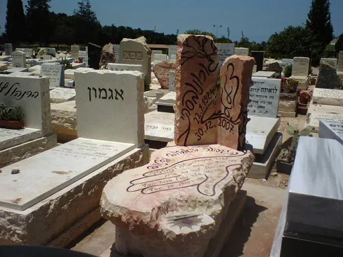 מק'ט 9. מצבה מיוחדת