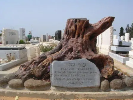 מק'ט 22. מצבה מיוחדת