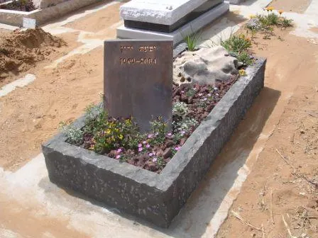 מק'ט 34. מצבה מיוחדת