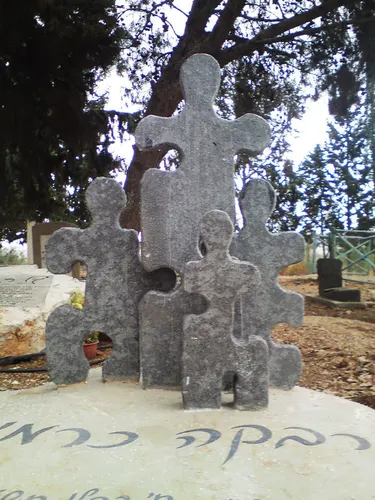 מק'ט 44. מצבה מיוחדת