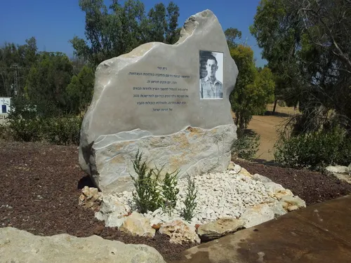 מק'ט 45. אנדרטה