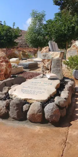 מק'ט 47. מצבה מיוחדת