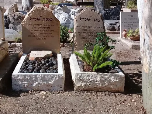 מק'ט 50. מצבות צמודות