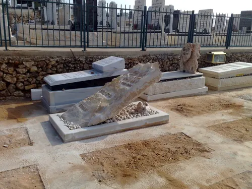 מק'ט 51. מצבה מיוחדת