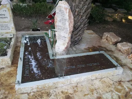 מק'ט 62. מצבה מיוחדת