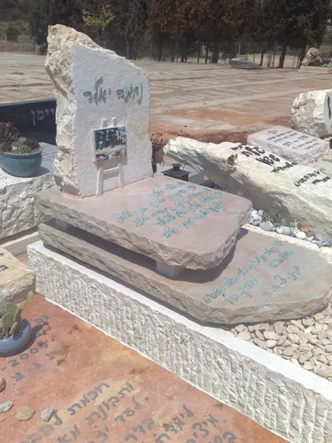 מק'ט 70. מצבה מיוחדת