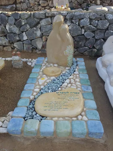 מק'ט 71. מצבה מיוחדת