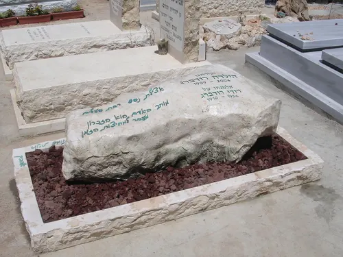 מק'ט 82. מצבה מיוחדת