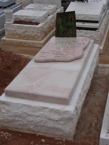 מק'ט 100. מצבה מיוחדת