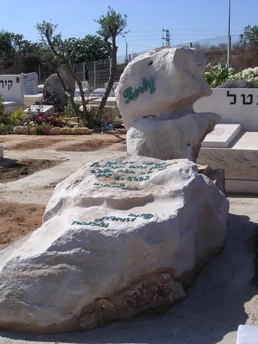 מק'ט 101. מצבה מסלעים
