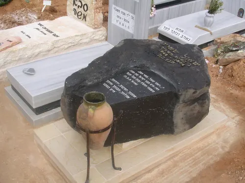 מק'ט 102. מצבה מיוחדת