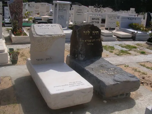 מק'ט 105. מצבות מיוחדות