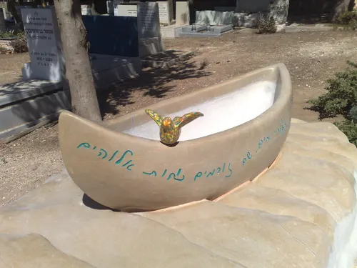 מק'ט 106. מצבה סירה