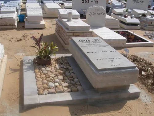 מק'ט 113. מצבה שוכבת