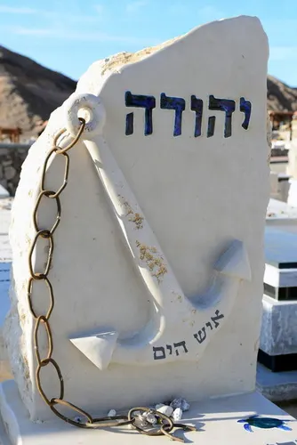 מק'ט 127. מצבה מיוחדת