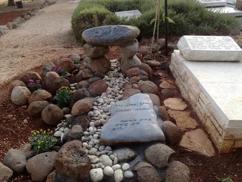 מק'ט 137. מצבה מיוחדת
