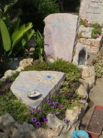 מק'ט 143. מצבה מיוחדת