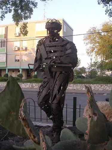 מק'ט 152. אנדרטה מברזל