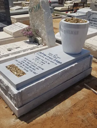מק'ט 157. מצבה משיש